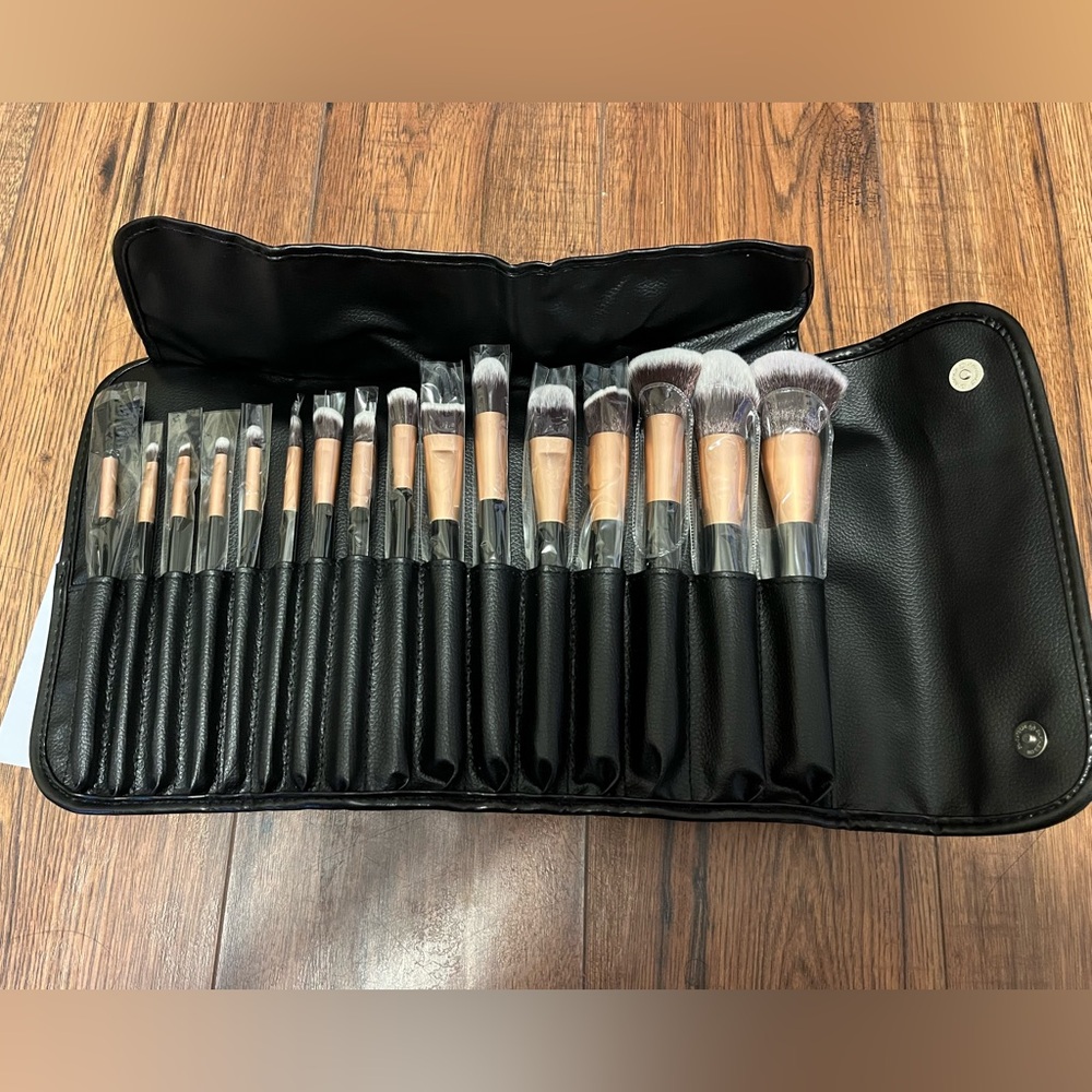 NEW 16 Piece Makeup Brush Set with Black Case